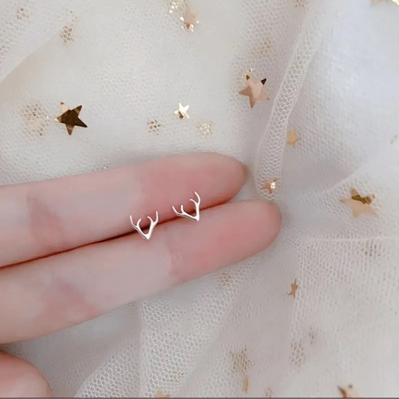 🌟NEW🌟 Dainty antler stud earrings - silver color is still available - Picture 3 of 4